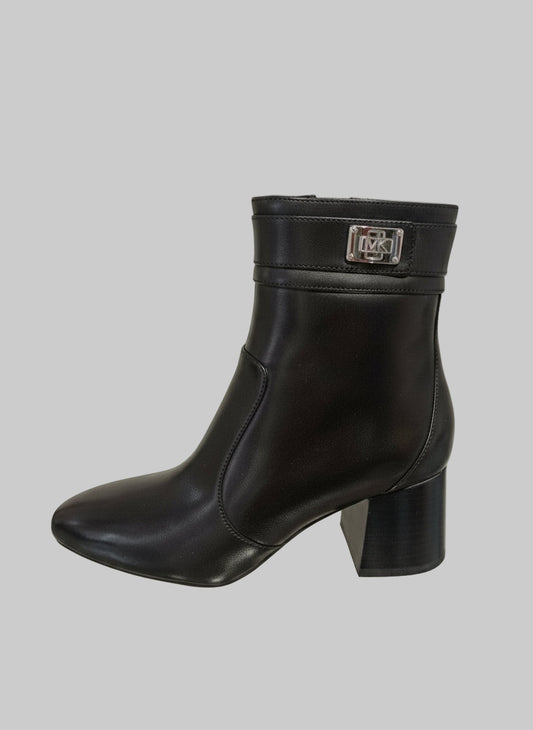 col noir
Découvrez l'élégance intemporelle de ces bottines Michael Kors noires au talon carré de 5 cm. Dotées d'une fermeture éclair intérieure pratique et d'une boucle argentée raffinée, elles allient style et fonctionnalité. Parfaites pour sublimer vos tenues au quotidien ou en soirée, ces bottines offrent le confort et la sophistication que vous recherchez.