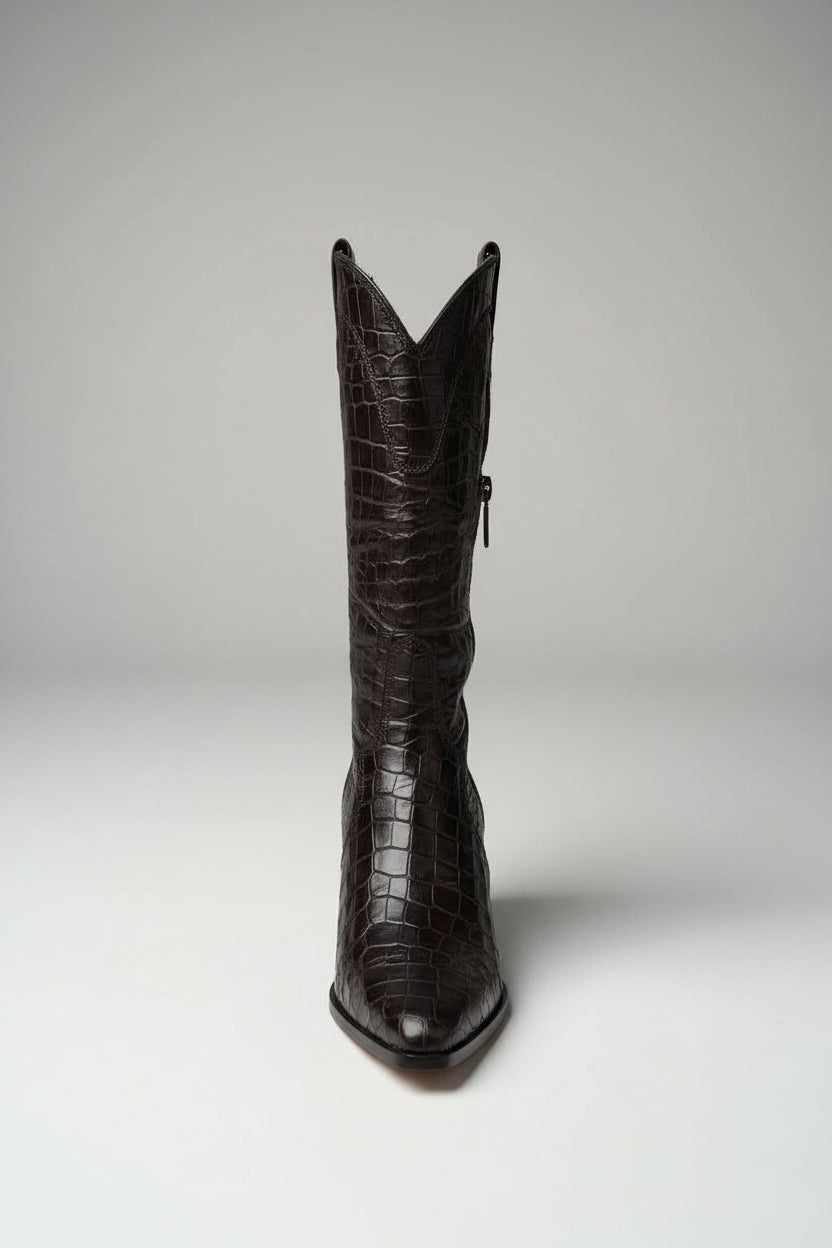 Découvrez nos élégantes bottes cuir noir style santiag de Pons Quintana. À la fois audacieuses et polyvalentes, ces bottes sont conçues pour vous accompagner dans toutes vos aventures, qu'elles soient urbaines ou en pleine nature.