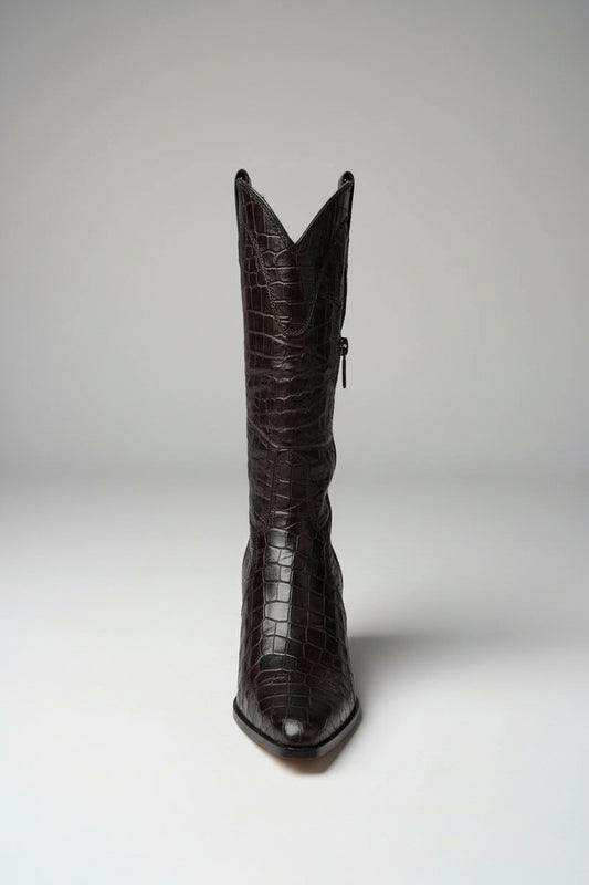 Découvrez nos élégantes bottes cuir noir style santiag de Pons Quintana. À la fois audacieuses et polyvalentes, ces bottes sont conçues pour vous accompagner dans toutes vos aventures, qu'elles soient urbaines ou en pleine nature.