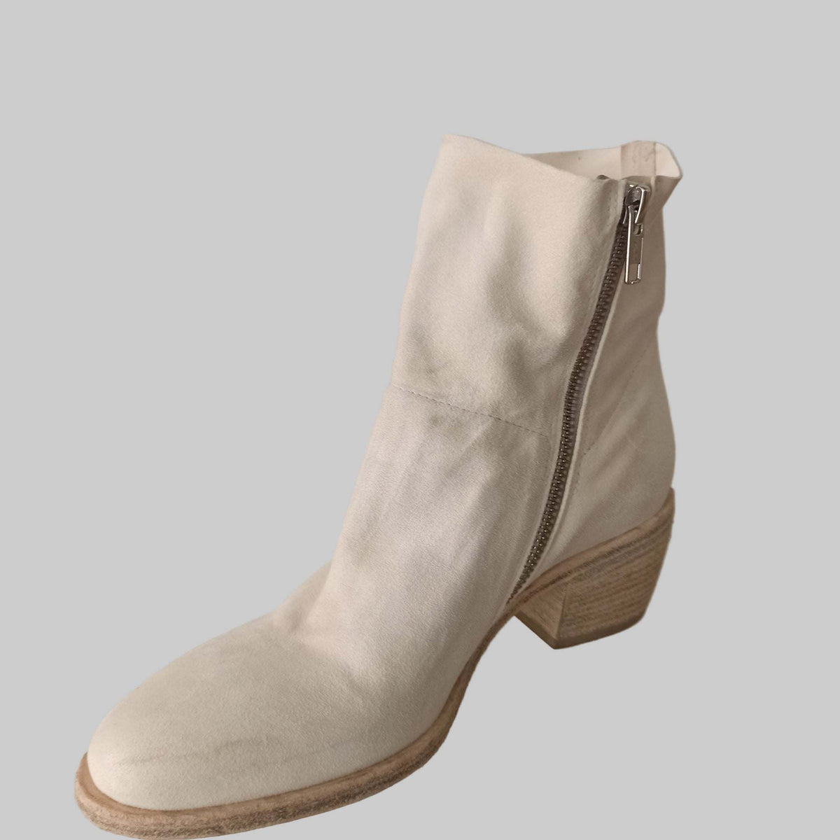 fru.it


Découvrez cette boots d'été signée fru.it, une création raffinée alliant élégance et confort. Confectionnée en cuir nubuck ultra souple, elle épouse parfaitement votre pied avec sa silhouette épurée. La teinte off white lavée apporte une touche intemporelle et versatile à votre garde-robe. Semelle et tige en cuir véritable garantissent durabilité et respirabilité, tandis que sa finition délicate en fait une pièce de choix pour les beaux jours.