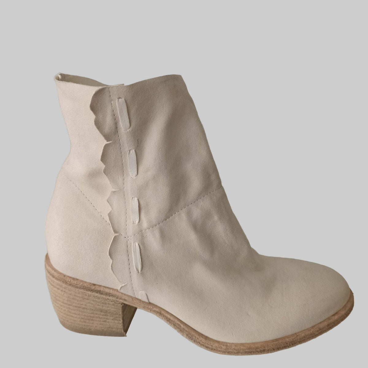 boots d'été fru.it en cuir nubuck off white ultra souple avec talon carré en bois