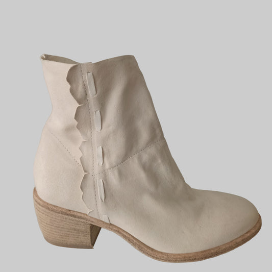Découvrez cette boots d'été signée fru.it, une création raffinée alliant élégance et confort. Confectionnée en cuir nubuck ultra souple, elle épouse parfaitement votre pied avec sa silhouette épurée. La teinte off white lavée apporte une touche intemporelle et versatile à votre garde-robe. Semelle et tige en cuir véritable garantissent durabilité et respirabilité, tandis que sa finition délicate en fait une pièce de choix pour les beaux jours.