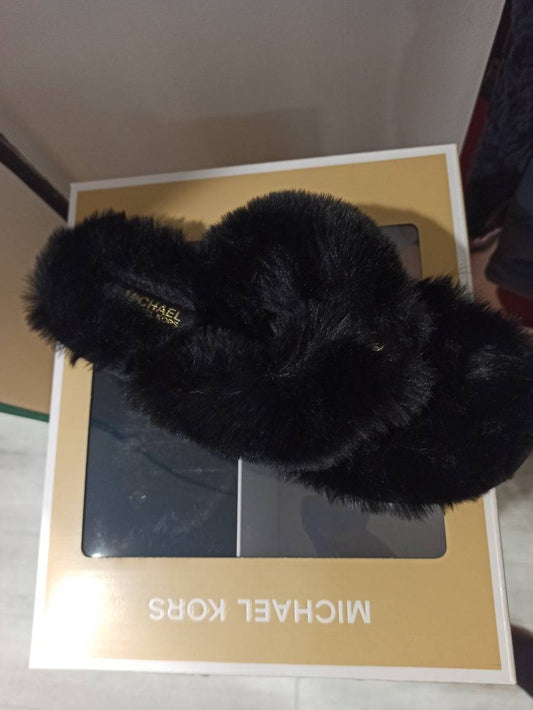 chaussons michael kors noirs en fausse fourrure douce avec entre-doigt sur boîte vitrine