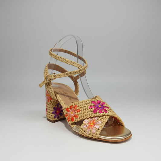 fiorina
Charmante sandale en cuir et raffia fleuri de grosses marguerites oranges et fushias au talon compensé Un accessoire à elles toutes seules .Idéales en rappel d'un T-shirt ou une robe dans les mêmes tons 