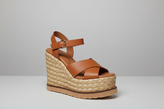 elvio zanon En cuir et résine façon raffia camel
ref 5501
col camel
hauteur talon (semelle comprise) 11 cms
compensé avant (semelle comprise) 4.5 cms
soit cambrure de 6.5 cms